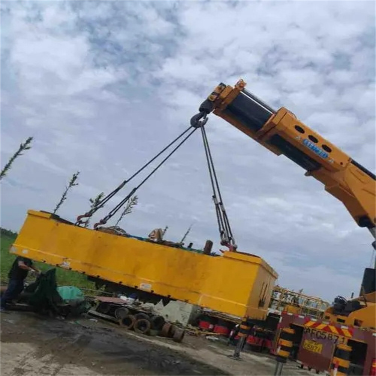 汉阳吊运集装箱的吊车